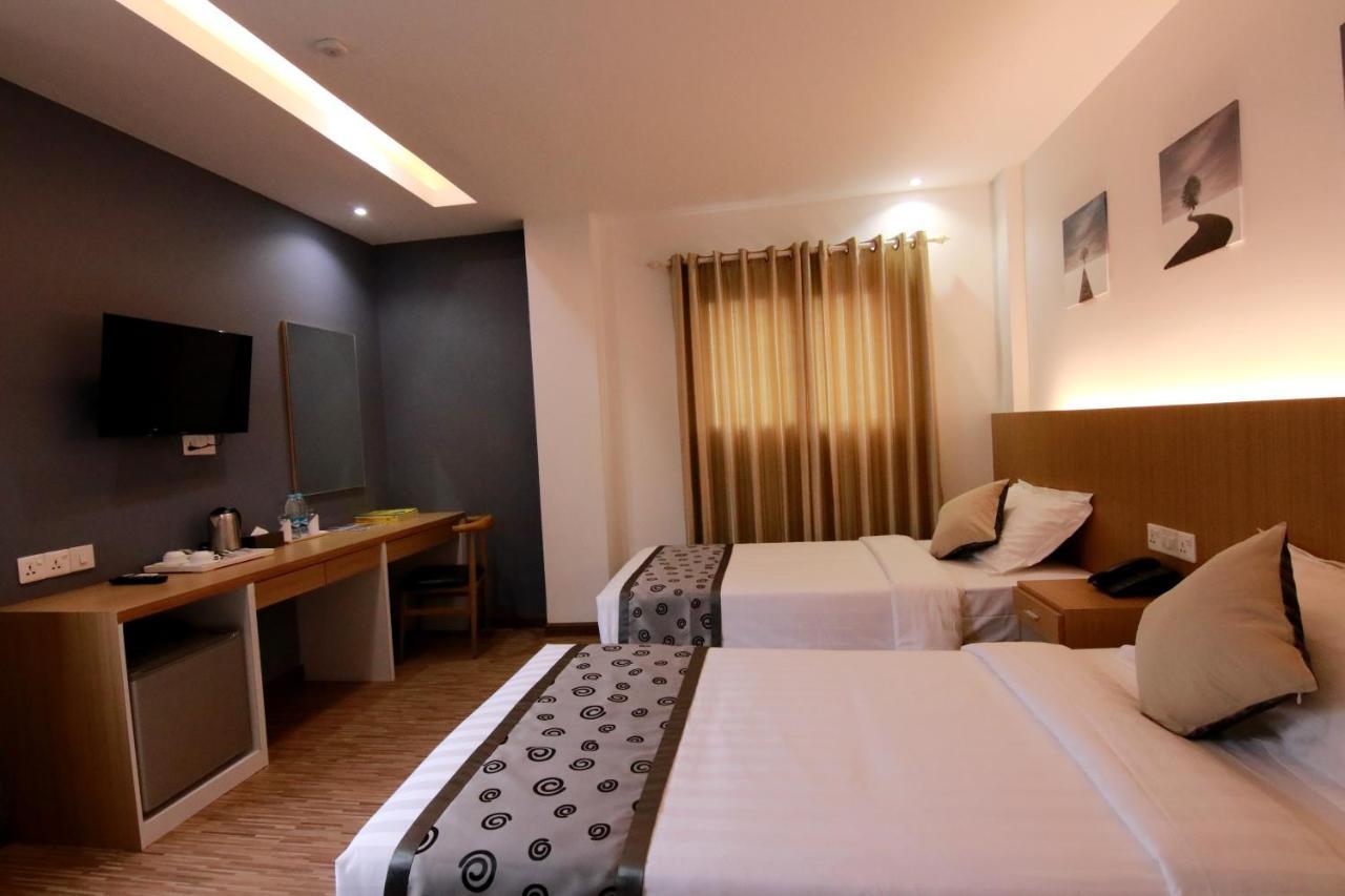 Botahtaung Hotel Yangon Exterior foto